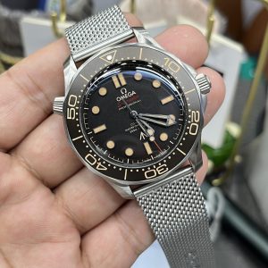 Omega Seamaster 007 Super Clone Replica Watch in Titanium 1000779889 - side view | Omega